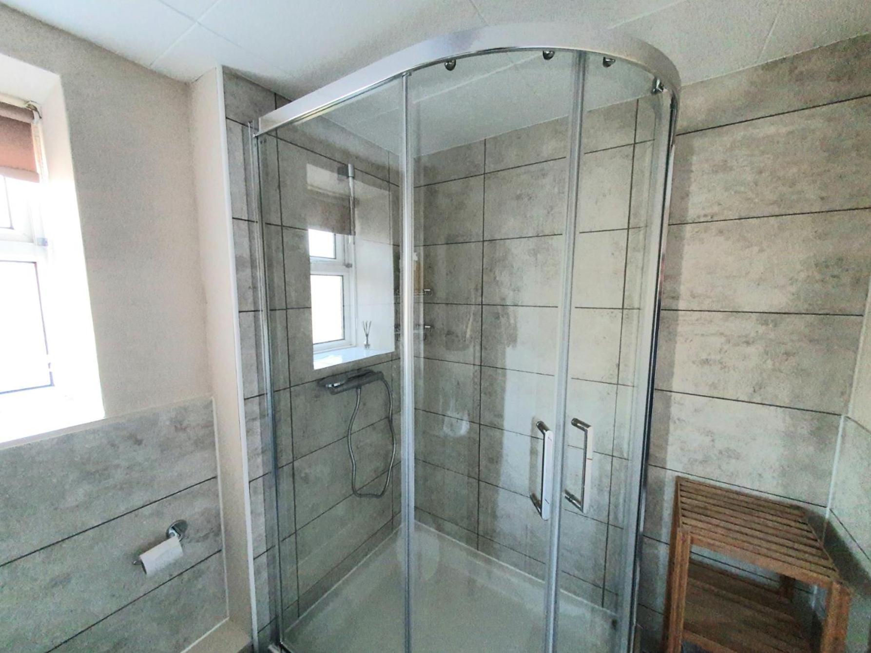 Wentworth Apartment With 2 Bedrooms, Superfast Wi-Fi And Parking Sittingbourne Extérieur photo