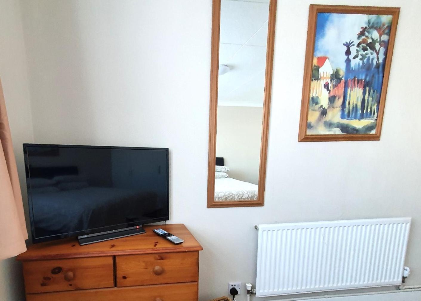 Wentworth Apartment With 2 Bedrooms, Superfast Wi-Fi And Parking Sittingbourne Extérieur photo